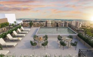 Imagem ilustrativa da piscina na cobertura do Blend Saúde , com espreguiçadeiras e mesas com vista aérea da cidade